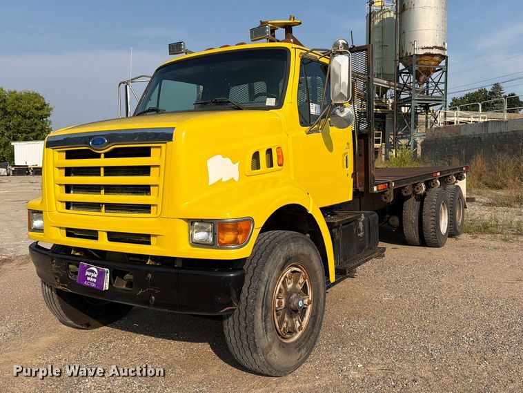 1997 Ford LT8501 flatbed truck - DV8573
