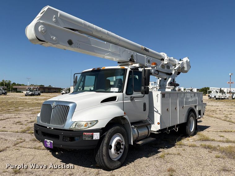 2013 International 4300 bucket truck - DV8575