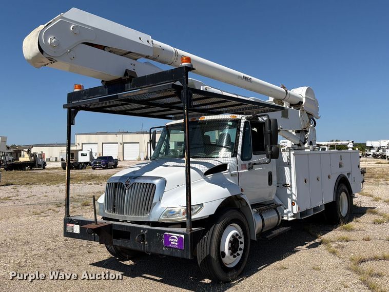 2012 International 4300 bucket truck - DV8576