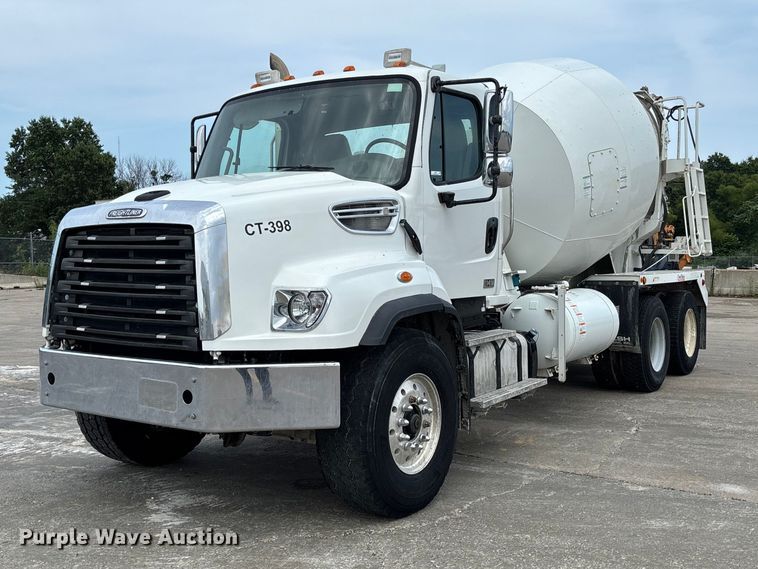 2015 Freightliner 114SD ready mix truck - DZ4547