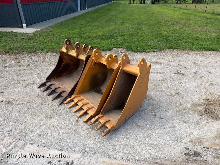 (3) backhoe buckets - EO8687