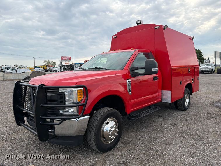 2017 Ford F350 Super Duty utility bed pickup truck - FB4981