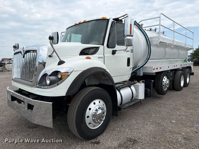 2011 International WorkStar 7600 vacuum truck - FB4992