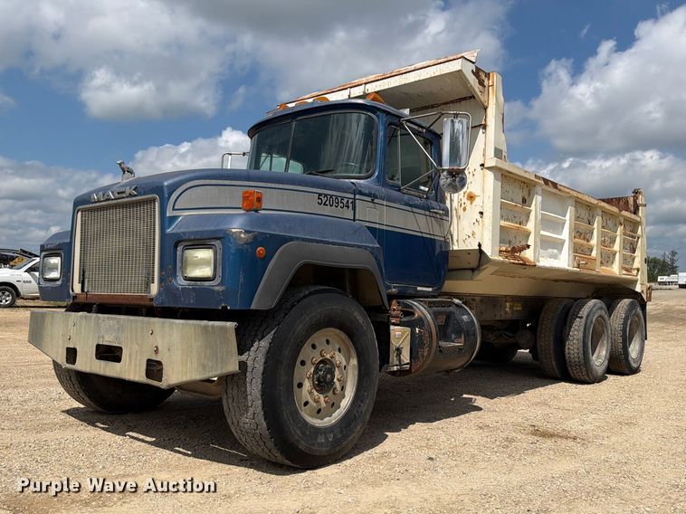 1995 Mack RD688S dump truck - FB5907