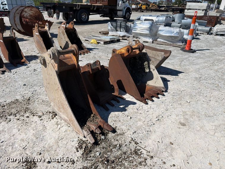(3) excavator buckets - FC3317