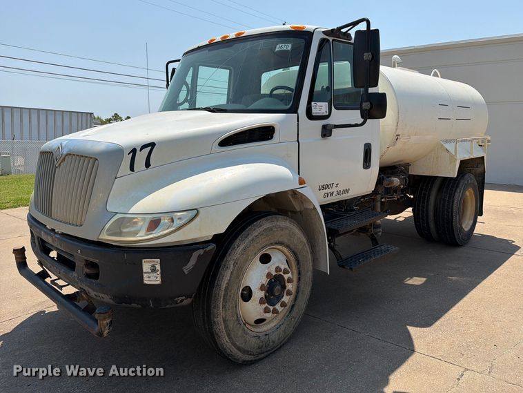 2005 International 4200 water truck - FI0343