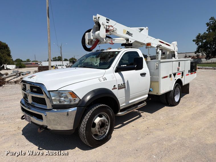 2017 RAM 5500 bucket truck - FI0348