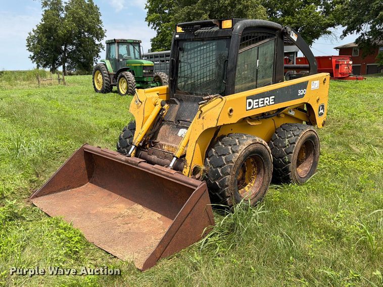 2005 John Deere 320 skid steer loader - FK3313