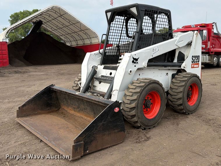 2005 Bobcat S220 skid steer loader - FK3575