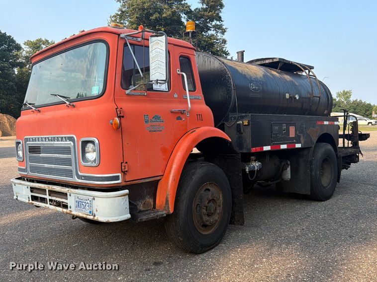 1979 International CO-1710B oil distributor truck - FK3578