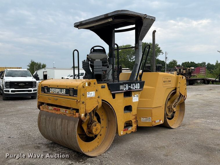 2004 Caterpillar CB-434D double drum vibratory roller - FN5802