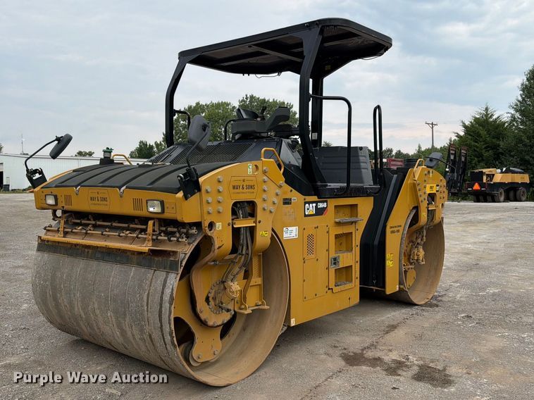 2016 Caterpillar CB64B double drum vibratory roller - FN5803