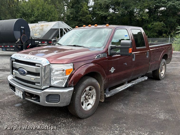 2016 Ford F350 Super Duty Crew Cab pickup truck - FU4532