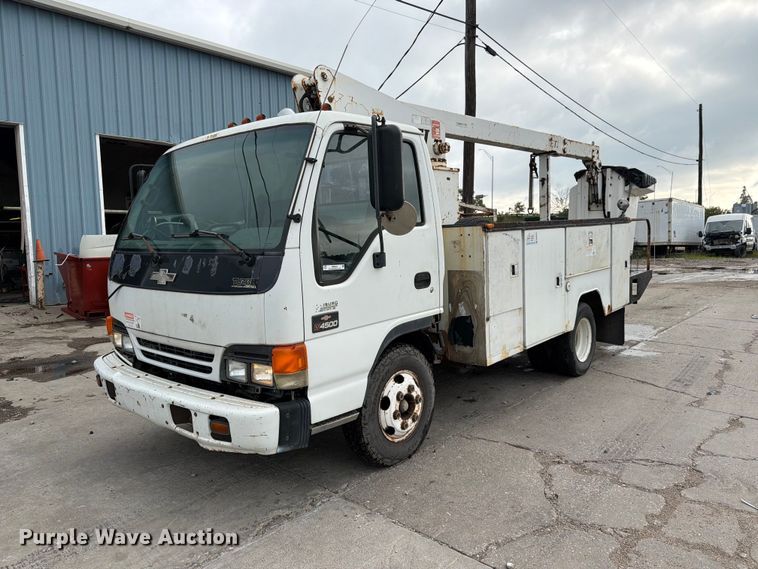 2002 Chevrolet W4500 bucket truck - NM9824