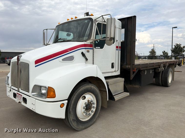 2006 Kenworth T300 flatbed truck - YA3827