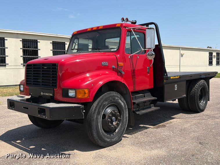 2002 International 4700 flatbed truck - MZ9844
