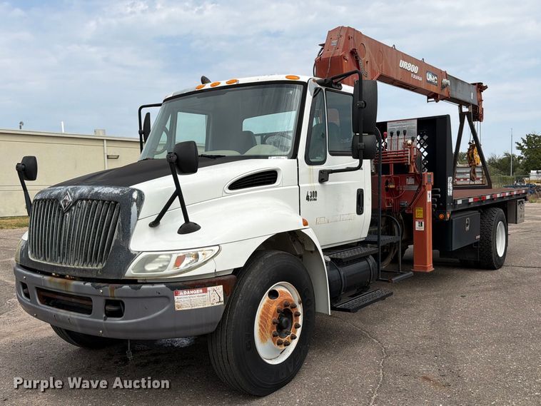 2006 International 4300 crane truck - MZ9846
