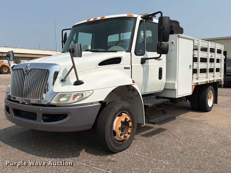 2010 International DuraStar 4100 flatbed truck - MZ9858