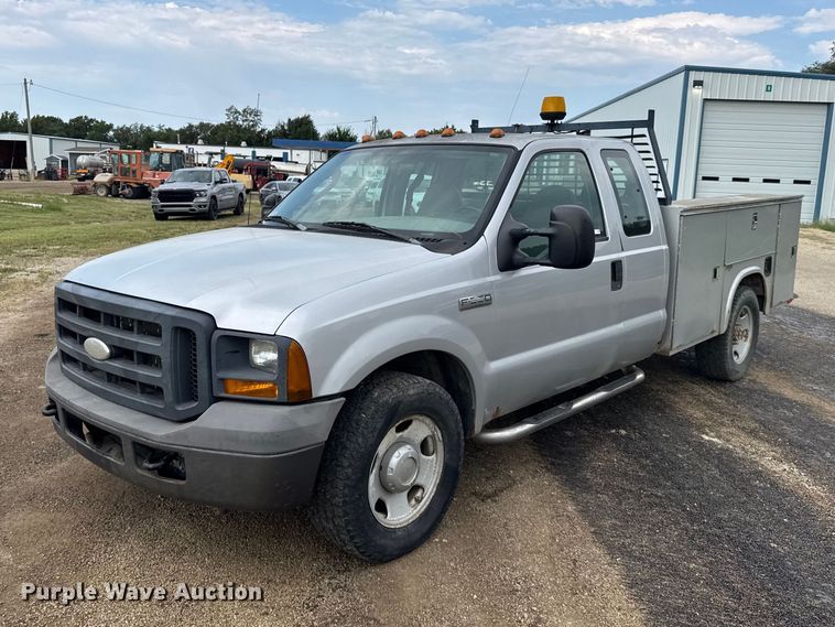 2005 Ford F350 Super Duty Ext. Cab utility bed pickup truck - DY3159