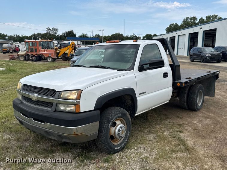 2003 Chevrolet Silverado 3500 flatbed pickup truck - DY3162
