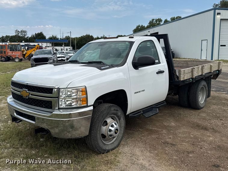 2012 Chevrolet Silverado 3500HD flatbed pickup truck - DY3164