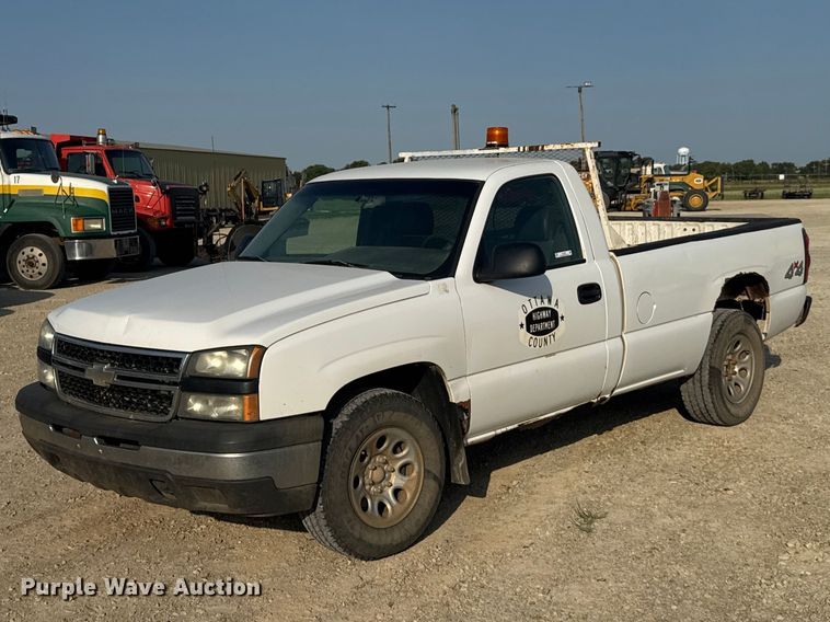 2006 Chevrolet Silverado 1500 pickup truck - DY3183