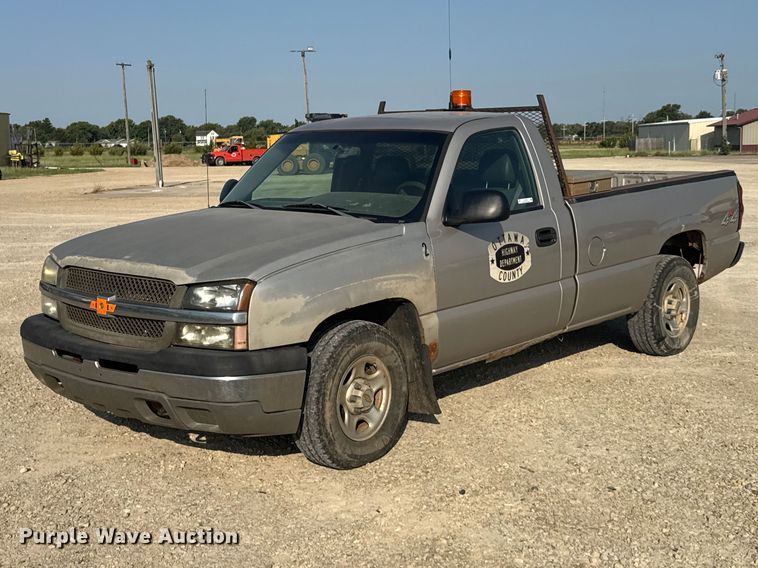 2004 Chevrolet Silverado 1500 pickup truck - DY3184