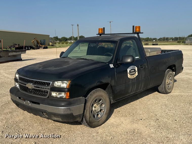 2006 Chevrolet Silverado 1500 pickup truck - DY3185
