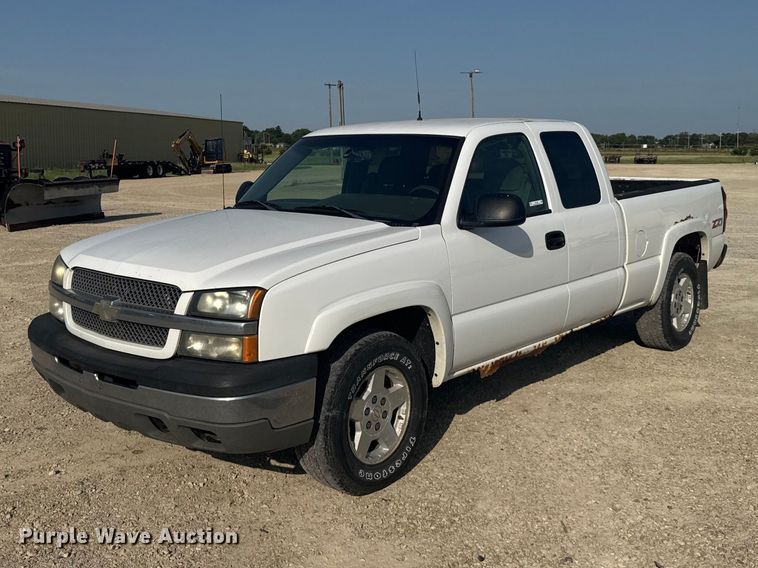 2005 Chevrolet Silverado 1500 Ext. Cab pickup truck - DY3186