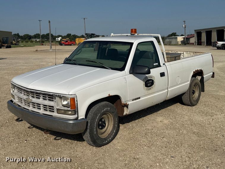 1997 Chevrolet C1500 pickup truck - DY3188