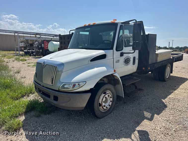 2005 International 4300 flatbed truck - DY3191
