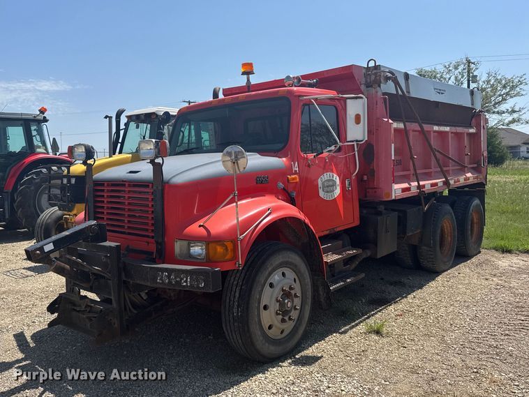 1997 International F4900 dump truck - DY3203