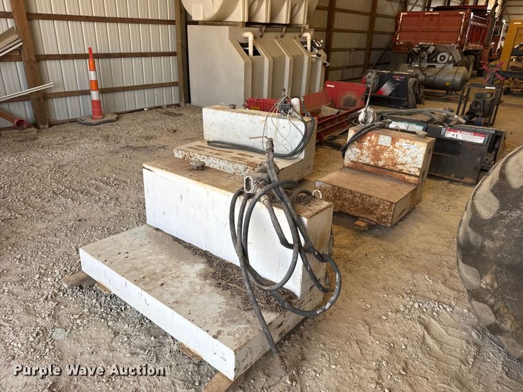 (3) fuel tanks - DY3208