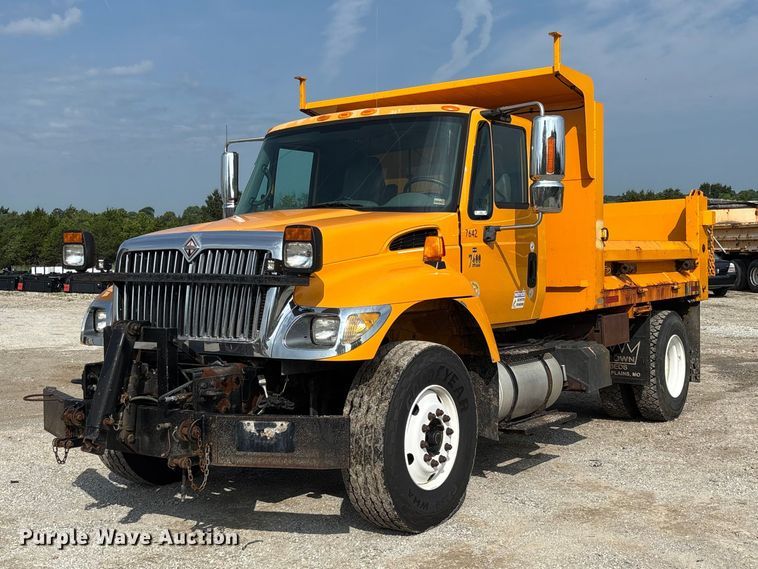 2005 International 7400 dump truck - DZ4542