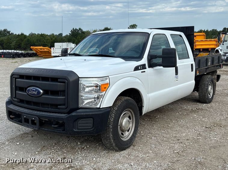 2015 Ford  F250 Super Duty XL Crew Cab flatbed pickup truck - DZ4608