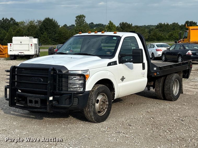 2015 Ford  F350 Super Duty XL flatbed pickup truck - DZ4609