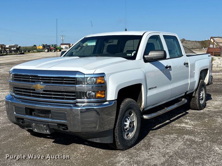 2017 Chevrolet Silverado 2500 Crew Cab pickup truck - DZ4674