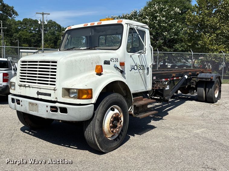 2000 International 4700 roll-off container truck - ER3243