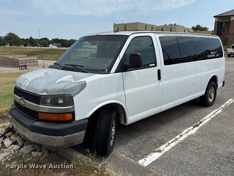 2012 Chevrolet Express 3500 van - EV6111