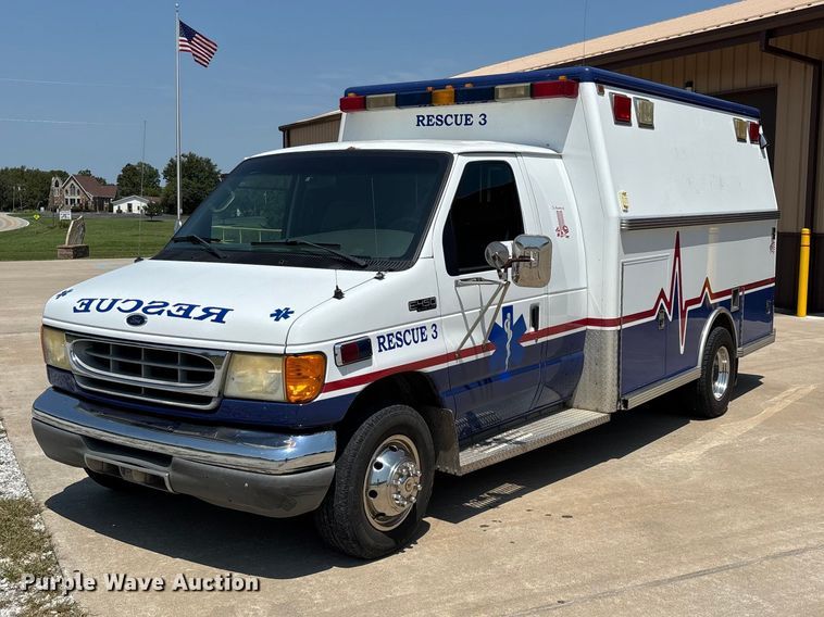 2002 Ford E450 Super Duty ambulance - FG0597