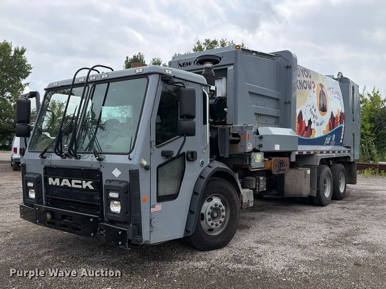 2017 Mack LR633 refuse truck - FH6261