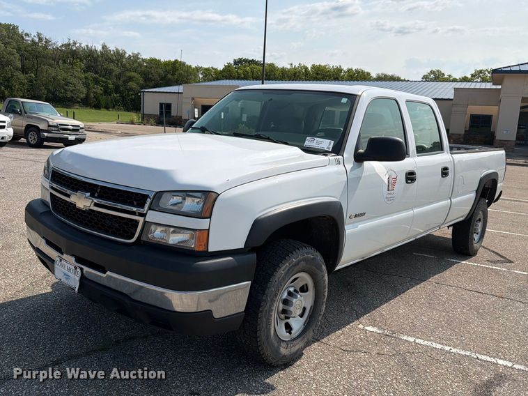 2006 Chevrolet Silverado 3500 Crew Cab pickup truck - FH6304