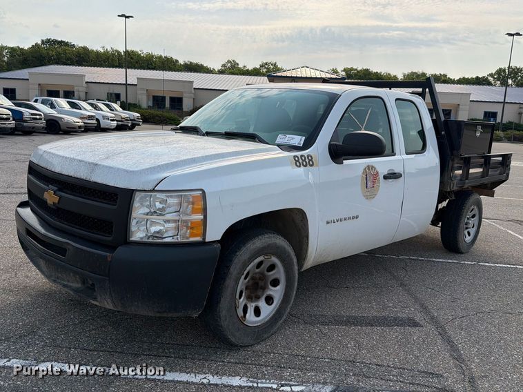 2013 Chevrolet Silverado 1500 Ext. Cab flatbed pickup truck - FH6314