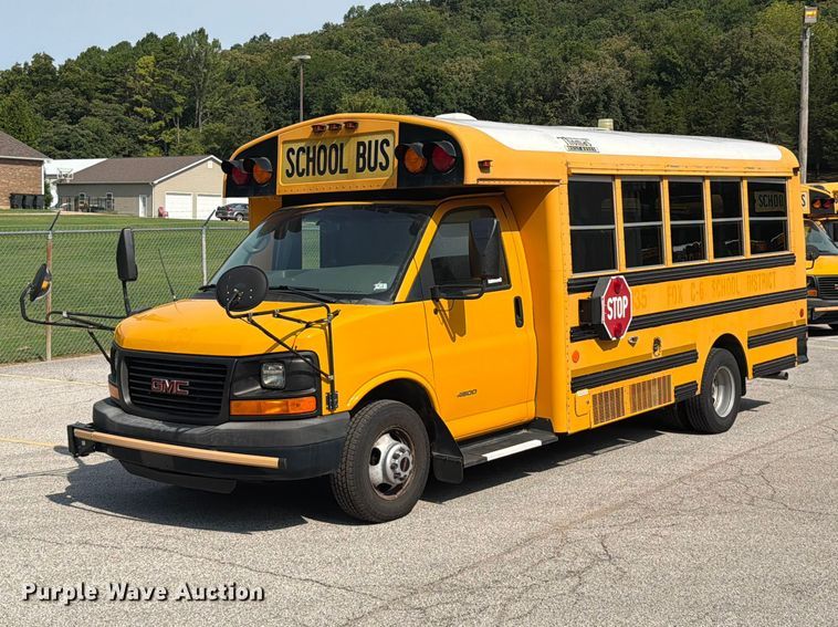 2013 Thomas Savana G4500 school bus - FT6152