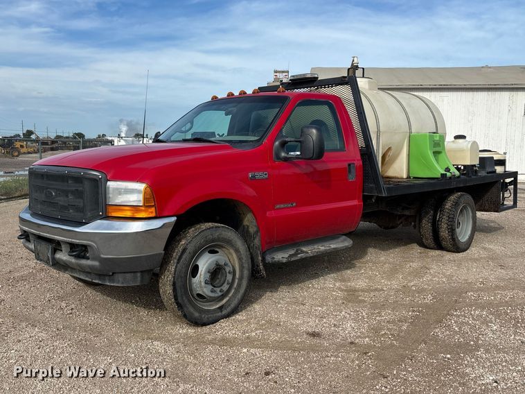 2001 Ford F550 Super Duty flatbed truck - NM9924