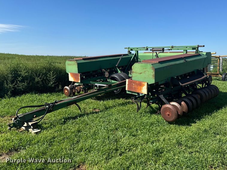Great Plains grain drill - DY3224