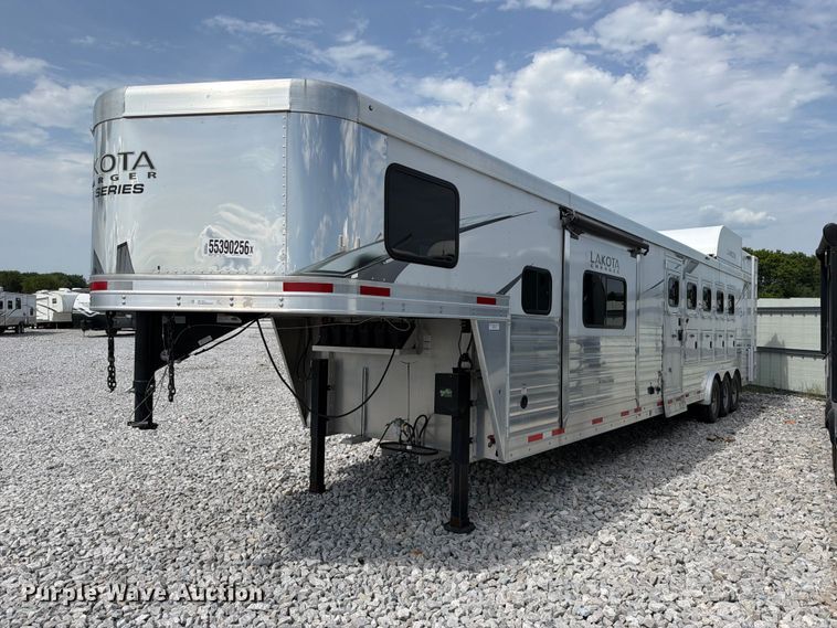 2023 Lakota Charger horse trailer - YA4311