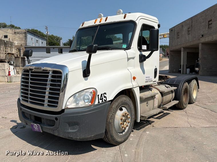 2012 Freightliner Cascadia semi truck - DV8572