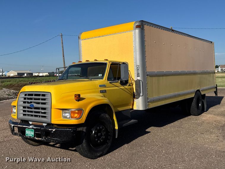 1995 Ford F700 box truck - DY3252