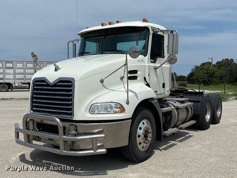 2016 Mack CXU613 semi truck - DZ4596
